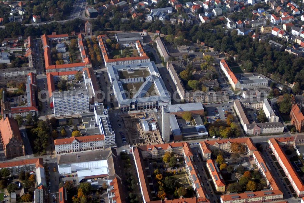 Neubrandenburg from the bird's eye view: Blick auf das Stadtzentrum von Neubrandenburg mit dem Marktplatz-Center der ECE GmbH Hamburg. Neben dem Center entsteht unter dem Marktplatz im Auftrag der Stadt eine Tiefgarage. Anschrift des Centers: ECE-CENTERMANAGEMENT, ECE Projektmanagement G.m.b.H. & Co. KG, Center-Management, Marktplatz-Center Neubrandenburg, Krämerstraße 1a, 17033 Neubrandenburg; Telefon: 03 95 / 570 610