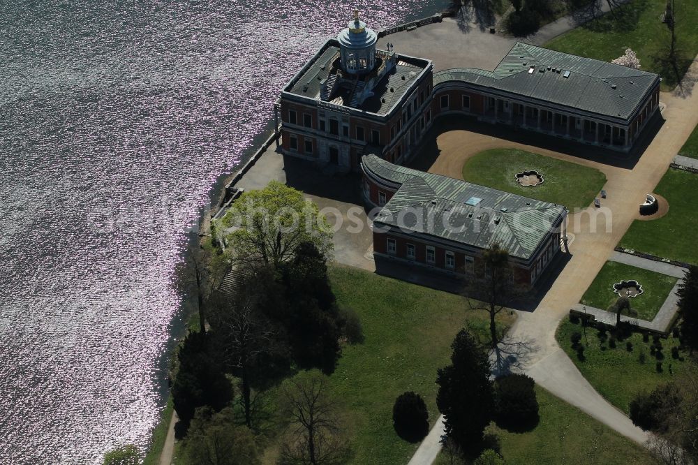 Potsdam from the bird's eye view: The Marmorpalais (marble palace) on the shores of lake Heiliger See in the garden area of Neuer Garten in Potsdam in the state of Brandenburg. The palace is a building in the early classicist style and was commissioned by Frederick William II of Prussia who used it as a royal residence. It is one of the landmarks in the extensive garden and park compound