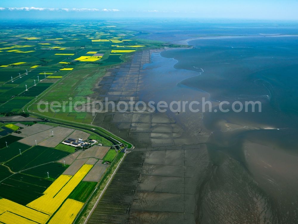 Niebüll from the bird's eye view: Wind power wheels and turbines in the county district of Nordfriesland in the state of Schleswig-Holstein. The turbines are placed between fields. Overview of the agricultural structures as well as the wheels used to create energy