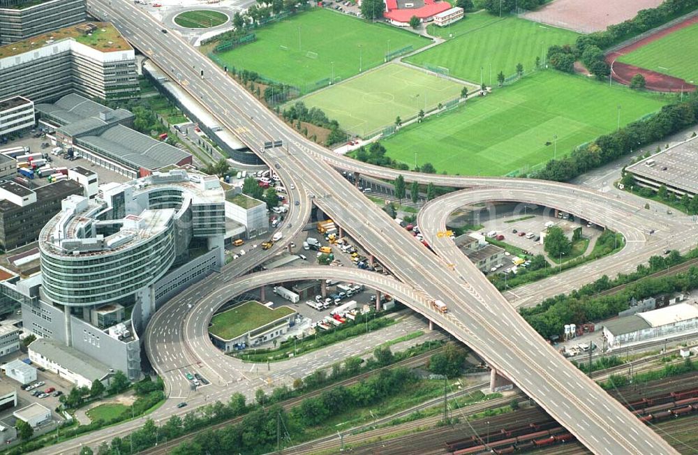 Stuttgart / Baden - Würtemberg Stuttgart / Baden - Würtemberg from the bird's eye view: Die Stadtautobahn mit dem Werk Untertürkheim und mit dem Van Technology Center Mercedes Benz.