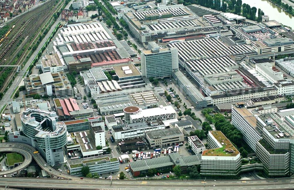 Stuttgart / Baden - Würtemberg Stuttgart / Baden - Würtemberg from above - Das Werk Untertürkheim mit dem Van Technology Center Mercedes Benz: Hersteller hochwertiger Aggregate für Daimler Chrysler, Technologieführer im Automobilbau, größter Arbeitgeber im Raum Stuttgart, Wirtschaftsmotor für die Region. DaimlerChrysler AG Epplestraße 225, 70546 Stuttgart, Telefon: (+49) 0711 / 17 - 0, E-Mail: dialog@daimlerchrysler.com