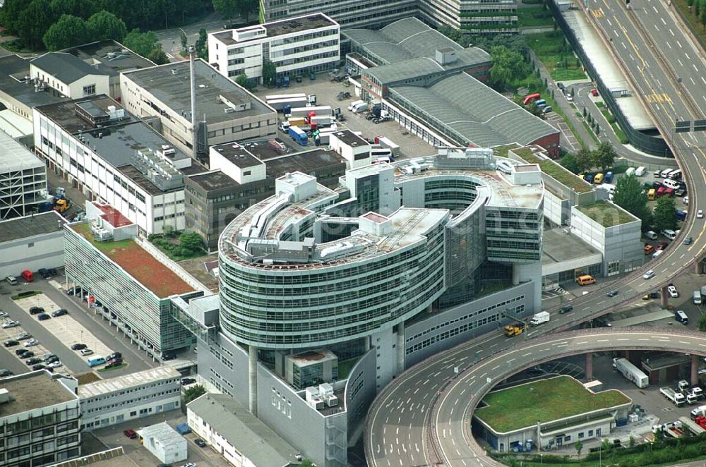 Aerial photograph Stuttgart / Baden - Würtemberg Stuttgart / Baden - Würtemberg - Das Werk Untertürkheim mit dem Van Technology Center Mercedes Benz: Hersteller hochwertiger Aggregate für Daimler Chrysler, Technologieführer im Automobilbau, größter Arbeitgeber im Raum Stuttgart, Wirtschaftsmotor für die Region. DaimlerChrysler AG Epplestraße 225, 70546 Stuttgart, Telefon: (+49) 0711 / 17 - 0, E-Mail: dialog@daimlerchrysler.com