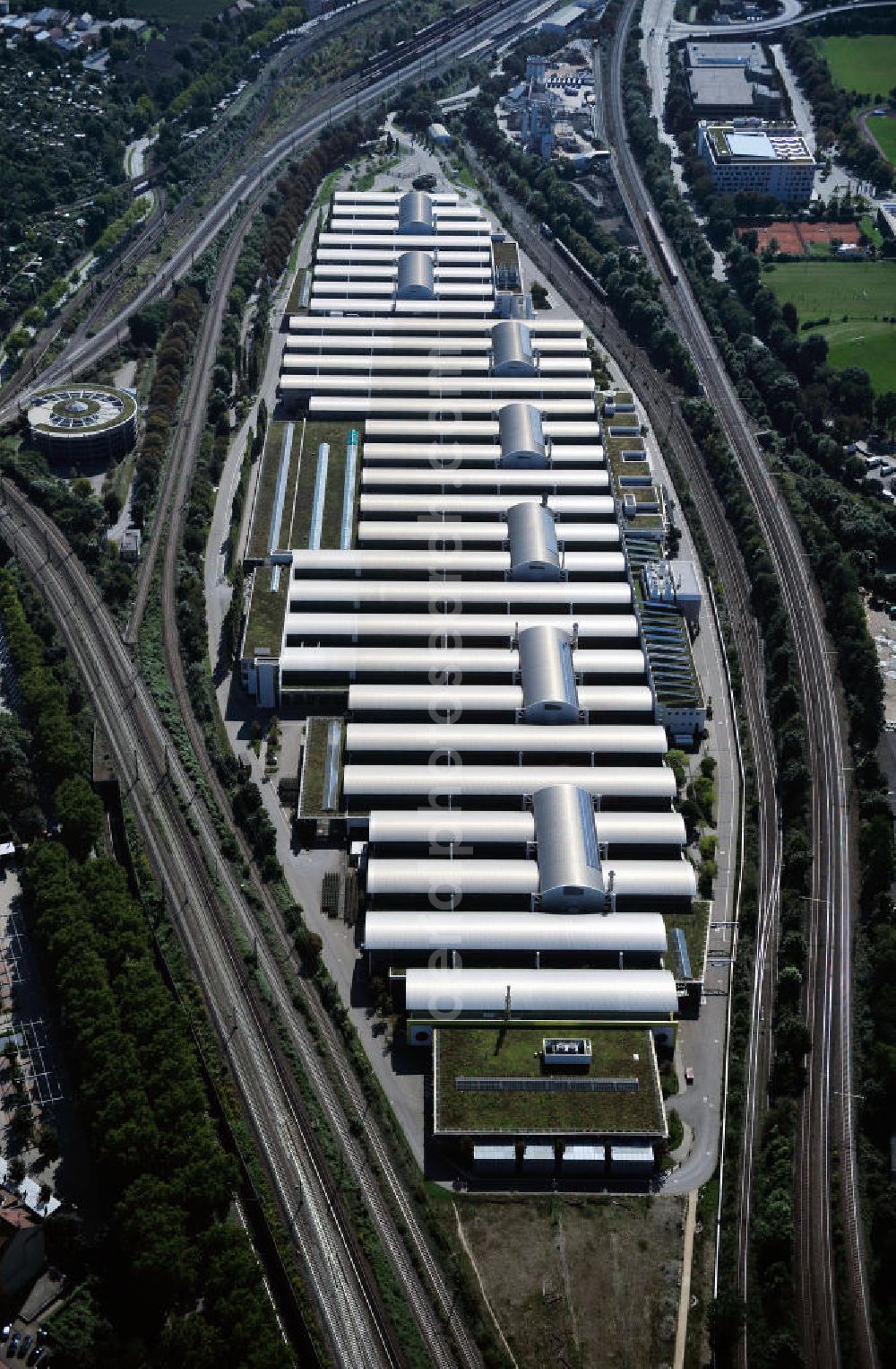 Stuttgart OT Bad Cannstatt from above - Das Mercedes-Benz Motorenwerk an der Benzstraße in Stuttgart- Bad Cannstatt. Es ist eines der Werkteile des Mercedes-Benz Werks Untertürkheim. The engine works of Mercedes Benz at the Benzstrasse in Stuttgart-Bad Cannstatt.