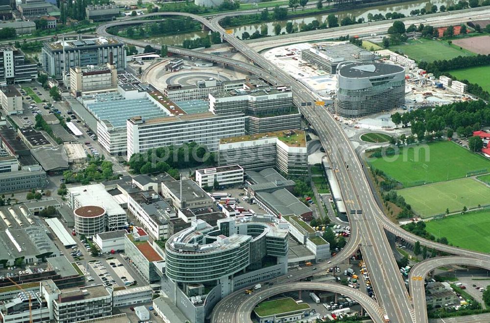 Stuttgart / Baden - Würtemberg Stuttgart / Baden - Würtemberg from above - Die Stadtautobahn mit dem Werk Untertürkheim und mit dem Van Technology Center Mercedes Benz.