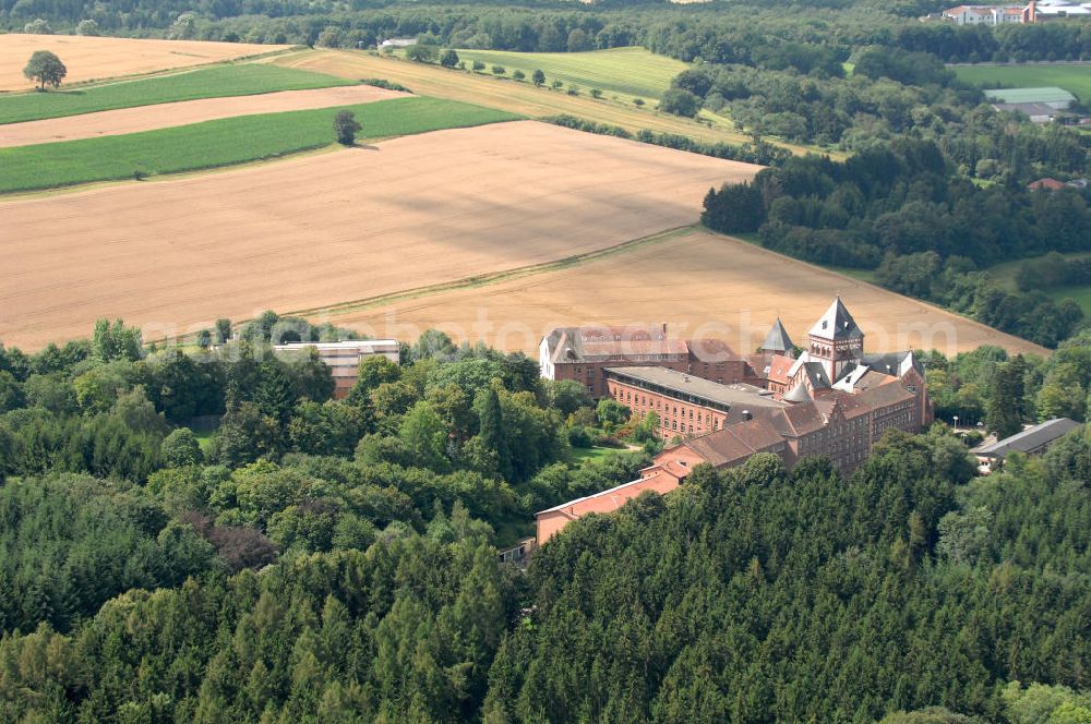 Aerial photograph Sankt Wendel - Blick auf das Missionshaus, das auch die Gottesburg an der Saar genannt wird. Inspiriert wurde dieser Name durch die burgenartige Architektur des romantischen Backsteinbaus. Erbaut wurde das Kloster um 1899, 1910 kam die imposante Klosterkirche, die das Herzstück der Anlage bildet, hinzu. Das dem Kloster angegliederte Gymnasium eröffnete 1899 mit 10 Schülern. Neben der Missionstätigkeit betreibt der Orden heute immer noch das Gymnasium, sowie Jugendarbeit, es ist ein Seniorenheim angegliedert und die Räumlichkeiten werden als Tagungsstätte angeboten. In der Kirche finden regelmäßig Konzerte statt, außerdem gibt es eine Buchhandlung und ein Museum. Kontakt: Missionshaus St. Wendel, Missionshausstr. 50, 66606 St. Wendel, Tel. 06851/ 805 0, st.wendelsteyler.de,