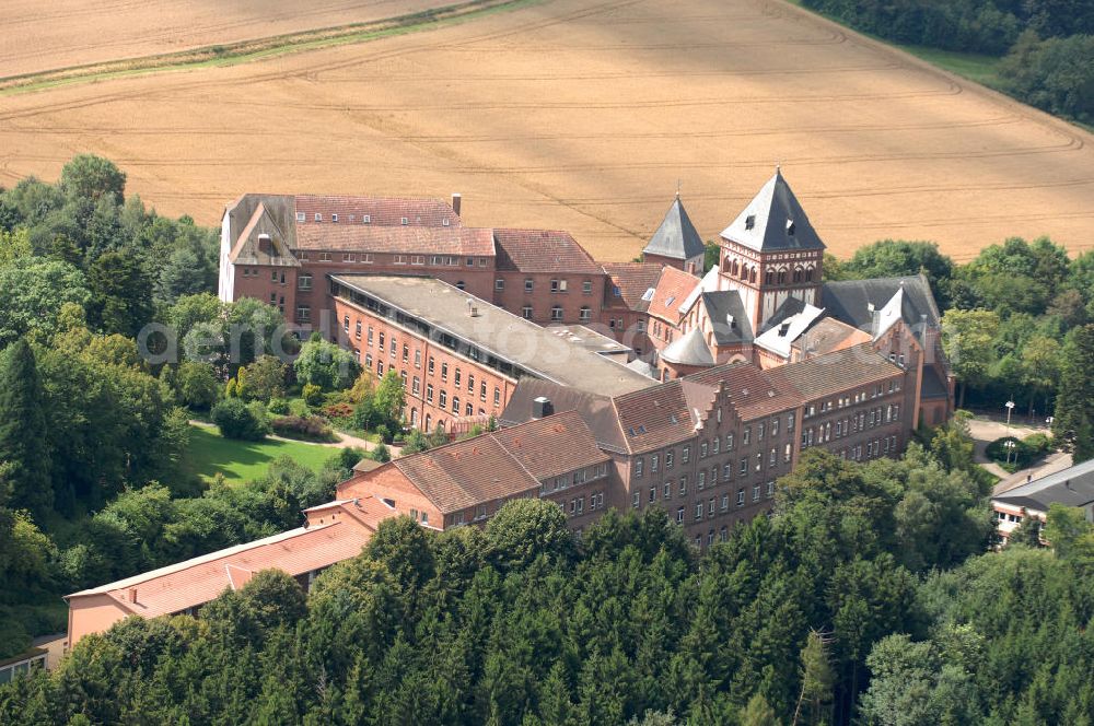 Sankt Wendel from above - Blick auf das Missionshaus, das auch die Gottesburg an der Saar genannt wird. Inspiriert wurde dieser Name durch die burgenartige Architektur des romantischen Backsteinbaus. Erbaut wurde das Kloster um 1899, 1910 kam die imposante Klosterkirche, die das Herzstück der Anlage bildet, hinzu. Das dem Kloster angegliederte Gymnasium eröffnete 1899 mit 10 Schülern. Neben der Missionstätigkeit betreibt der Orden heute immer noch das Gymnasium, sowie Jugendarbeit, es ist ein Seniorenheim angegliedert und die Räumlichkeiten werden als Tagungsstätte angeboten. In der Kirche finden regelmäßig Konzerte statt, außerdem gibt es eine Buchhandlung und ein Museum. Kontakt: Missionshaus St. Wendel, Missionshausstr. 50, 66606 St. Wendel, Tel. 06851/ 805 0, st.wendelsteyler.de,