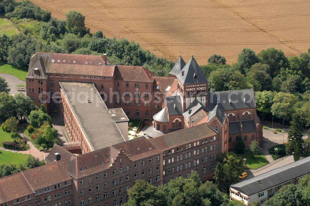 Sankt Wendel from the bird's eye view: Blick auf das Missionshaus, das auch die Gottesburg an der Saar genannt wird. Inspiriert wurde dieser Name durch die burgenartige Architektur des romantischen Backsteinbaus. Erbaut wurde das Kloster um 1899, 1910 kam die imposante Klosterkirche, die das Herzstück der Anlage bildet, hinzu. Das dem Kloster angegliederte Gymnasium eröffnete 1899 mit 10 Schülern. Neben der Missionstätigkeit betreibt der Orden heute immer noch das Gymnasium, sowie Jugendarbeit, es ist ein Seniorenheim angegliedert und die Räumlichkeiten werden als Tagungsstätte angeboten. In der Kirche finden regelmäßig Konzerte statt, außerdem gibt es eine Buchhandlung und ein Museum. Kontakt: Missionshaus St. Wendel, Missionshausstr. 50, 66606 St. Wendel, Tel. 06851/ 805 0, st.wendelsteyler.de,