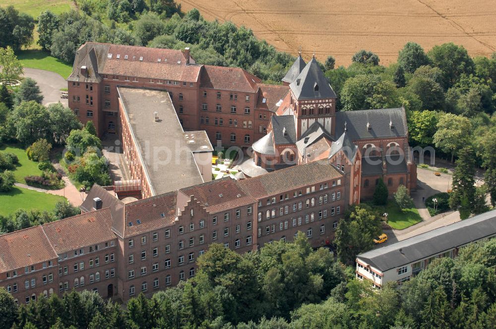 Aerial image Sankt Wendel - Blick auf das Missionshaus, das auch die Gottesburg an der Saar genannt wird. Inspiriert wurde dieser Name durch die burgenartige Architektur des romantischen Backsteinbaus. Erbaut wurde das Kloster um 1899, 1910 kam die imposante Klosterkirche, die das Herzstück der Anlage bildet, hinzu. Das dem Kloster angegliederte Gymnasium eröffnete 1899 mit 10 Schülern. Neben der Missionstätigkeit betreibt der Orden heute immer noch das Gymnasium, sowie Jugendarbeit, es ist ein Seniorenheim angegliedert und die Räumlichkeiten werden als Tagungsstätte angeboten. In der Kirche finden regelmäßig Konzerte statt, außerdem gibt es eine Buchhandlung und ein Museum. Kontakt: Missionshaus St. Wendel, Missionshausstr. 50, 66606 St. Wendel, Tel. 06851/ 805 0, st.wendelsteyler.de,