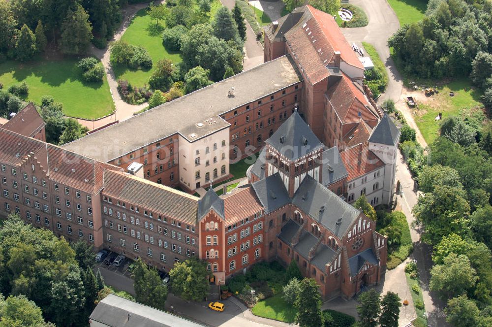 Sankt Wendel from above - Blick auf das Missionshaus, das auch die Gottesburg an der Saar genannt wird. Inspiriert wurde dieser Name durch die burgenartige Architektur des romantischen Backsteinbaus. Erbaut wurde das Kloster um 1899, 1910 kam die imposante Klosterkirche, die das Herzstück der Anlage bildet, hinzu. Das dem Kloster angegliederte Gymnasium eröffnete 1899 mit 10 Schülern. Neben der Missionstätigkeit betreibt der Orden heute immer noch das Gymnasium, sowie Jugendarbeit, es ist ein Seniorenheim angegliedert und die Räumlichkeiten werden als Tagungsstätte angeboten. In der Kirche finden regelmäßig Konzerte statt, außerdem gibt es eine Buchhandlung und ein Museum. Kontakt: Missionshaus St. Wendel, Missionshausstr. 50, 66606 St. Wendel, Tel. 06851/ 805 0, st.wendelsteyler.de,