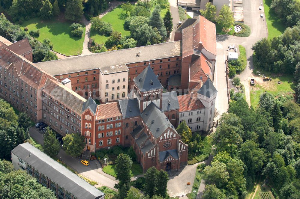 Sankt Wendel from the bird's eye view: Blick auf das Missionshaus, das auch die Gottesburg an der Saar genannt wird. Inspiriert wurde dieser Name durch die burgenartige Architektur des romantischen Backsteinbaus. Erbaut wurde das Kloster um 1899, 1910 kam die imposante Klosterkirche, die das Herzstück der Anlage bildet, hinzu. Das dem Kloster angegliederte Gymnasium eröffnete 1899 mit 10 Schülern. Neben der Missionstätigkeit betreibt der Orden heute immer noch das Gymnasium, sowie Jugendarbeit, es ist ein Seniorenheim angegliedert und die Räumlichkeiten werden als Tagungsstätte angeboten. In der Kirche finden regelmäßig Konzerte statt, außerdem gibt es eine Buchhandlung und ein Museum. Kontakt: Missionshaus St. Wendel, Missionshausstr. 50, 66606 St. Wendel, Tel. 06851/ 805 0, st.wendelsteyler.de,