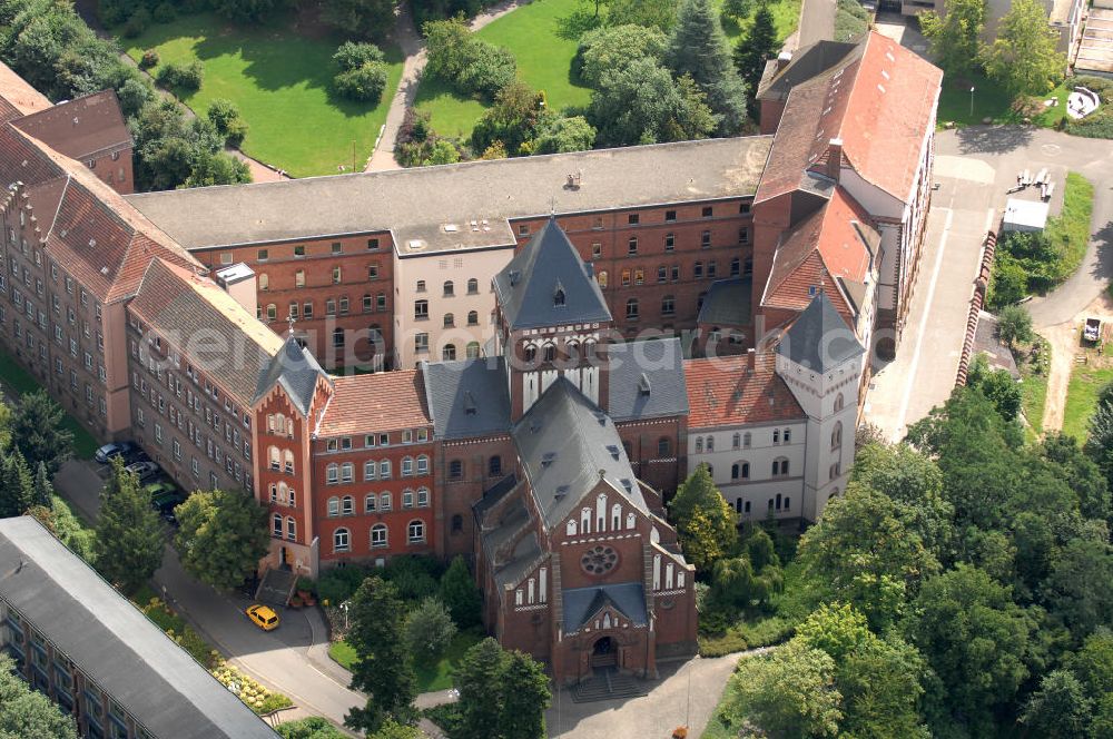 Aerial image Sankt Wendel - Blick auf das Missionshaus, das auch die Gottesburg an der Saar genannt wird. Inspiriert wurde dieser Name durch die burgenartige Architektur des romantischen Backsteinbaus. Erbaut wurde das Kloster um 1899, 1910 kam die imposante Klosterkirche, die das Herzstück der Anlage bildet, hinzu. Das dem Kloster angegliederte Gymnasium eröffnete 1899 mit 10 Schülern. Neben der Missionstätigkeit betreibt der Orden heute immer noch das Gymnasium, sowie Jugendarbeit, es ist ein Seniorenheim angegliedert und die Räumlichkeiten werden als Tagungsstätte angeboten. In der Kirche finden regelmäßig Konzerte statt, außerdem gibt es eine Buchhandlung und ein Museum. Kontakt: Missionshaus St. Wendel, Missionshausstr. 50, 66606 St. Wendel, Tel. 06851/ 805 0, st.wendelsteyler.de,