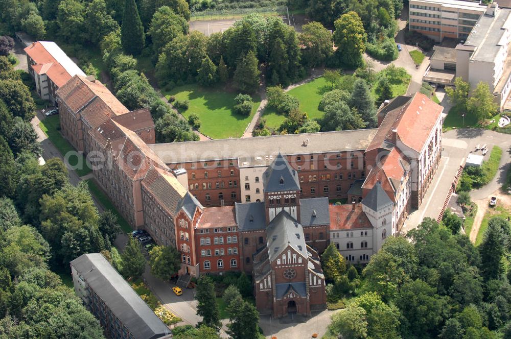 Aerial photograph Sankt Wendel - Blick auf das Missionshaus, das auch die Gottesburg an der Saar genannt wird. Inspiriert wurde dieser Name durch die burgenartige Architektur des romantischen Backsteinbaus. Erbaut wurde das Kloster um 1899, 1910 kam die imposante Klosterkirche, die das Herzstück der Anlage bildet, hinzu. Das dem Kloster angegliederte Gymnasium eröffnete 1899 mit 10 Schülern. Neben der Missionstätigkeit betreibt der Orden heute immer noch das Gymnasium, sowie Jugendarbeit, es ist ein Seniorenheim angegliedert und die Räumlichkeiten werden als Tagungsstätte angeboten. In der Kirche finden regelmäßig Konzerte statt, außerdem gibt es eine Buchhandlung und ein Museum. Kontakt: Missionshaus St. Wendel, Missionshausstr. 50, 66606 St. Wendel, Tel. 06851/ 805 0, st.wendelsteyler.de,