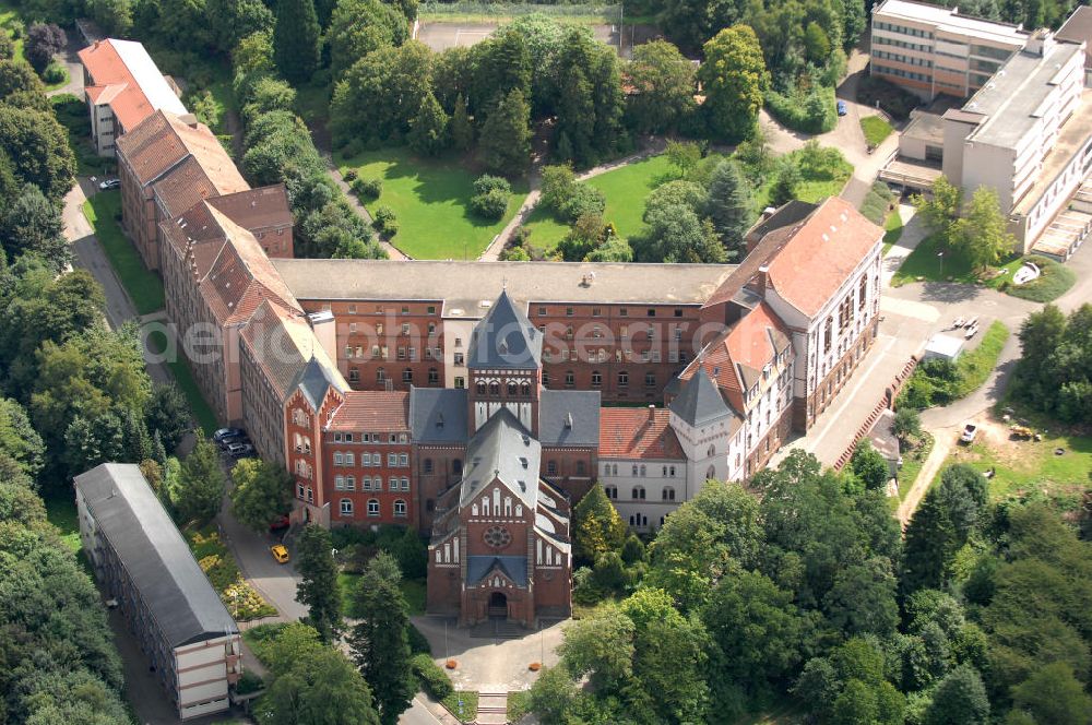 Sankt Wendel from above - Blick auf das Missionshaus, das auch die Gottesburg an der Saar genannt wird. Inspiriert wurde dieser Name durch die burgenartige Architektur des romantischen Backsteinbaus. Erbaut wurde das Kloster um 1899, 1910 kam die imposante Klosterkirche, die das Herzstück der Anlage bildet, hinzu. Das dem Kloster angegliederte Gymnasium eröffnete 1899 mit 10 Schülern. Neben der Missionstätigkeit betreibt der Orden heute immer noch das Gymnasium, sowie Jugendarbeit, es ist ein Seniorenheim angegliedert und die Räumlichkeiten werden als Tagungsstätte angeboten. In der Kirche finden regelmäßig Konzerte statt, außerdem gibt es eine Buchhandlung und ein Museum. Kontakt: Missionshaus St. Wendel, Missionshausstr. 50, 66606 St. Wendel, Tel. 06851/ 805 0, st.wendelsteyler.de,