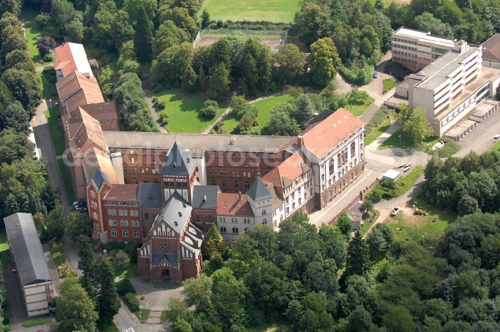 Sankt Wendel from the bird's eye view: Blick auf das Missionshaus, das auch die Gottesburg an der Saar genannt wird. Inspiriert wurde dieser Name durch die burgenartige Architektur des romantischen Backsteinbaus. Erbaut wurde das Kloster um 1899, 1910 kam die imposante Klosterkirche, die das Herzstück der Anlage bildet, hinzu. Das dem Kloster angegliederte Gymnasium eröffnete 1899 mit 10 Schülern. Neben der Missionstätigkeit betreibt der Orden heute immer noch das Gymnasium, sowie Jugendarbeit, es ist ein Seniorenheim angegliedert und die Räumlichkeiten werden als Tagungsstätte angeboten. In der Kirche finden regelmäßig Konzerte statt, außerdem gibt es eine Buchhandlung und ein Museum. Kontakt: Missionshaus St. Wendel, Missionshausstr. 50, 66606 St. Wendel, Tel. 06851/ 805 0, st.wendelsteyler.de,