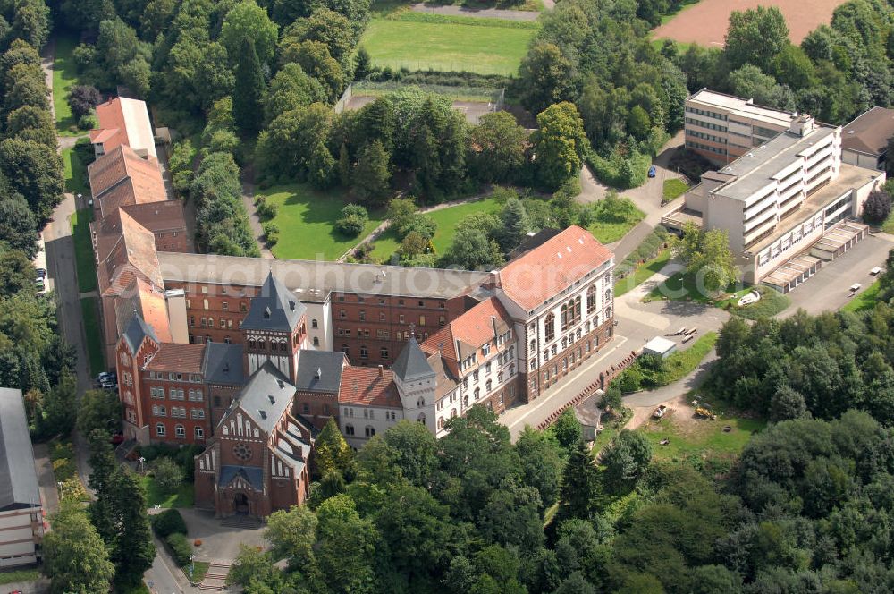 Aerial image Sankt Wendel - Blick auf das Missionshaus, das auch die Gottesburg an der Saar genannt wird. Inspiriert wurde dieser Name durch die burgenartige Architektur des romantischen Backsteinbaus. Erbaut wurde das Kloster um 1899, 1910 kam die imposante Klosterkirche, die das Herzstück der Anlage bildet, hinzu. Das dem Kloster angegliederte Gymnasium eröffnete 1899 mit 10 Schülern. Neben der Missionstätigkeit betreibt der Orden heute immer noch das Gymnasium, sowie Jugendarbeit, es ist ein Seniorenheim angegliedert und die Räumlichkeiten werden als Tagungsstätte angeboten. In der Kirche finden regelmäßig Konzerte statt, außerdem gibt es eine Buchhandlung und ein Museum. Kontakt: Missionshaus St. Wendel, Missionshausstr. 50, 66606 St. Wendel, Tel. 06851/ 805 0, st.wendelsteyler.de,