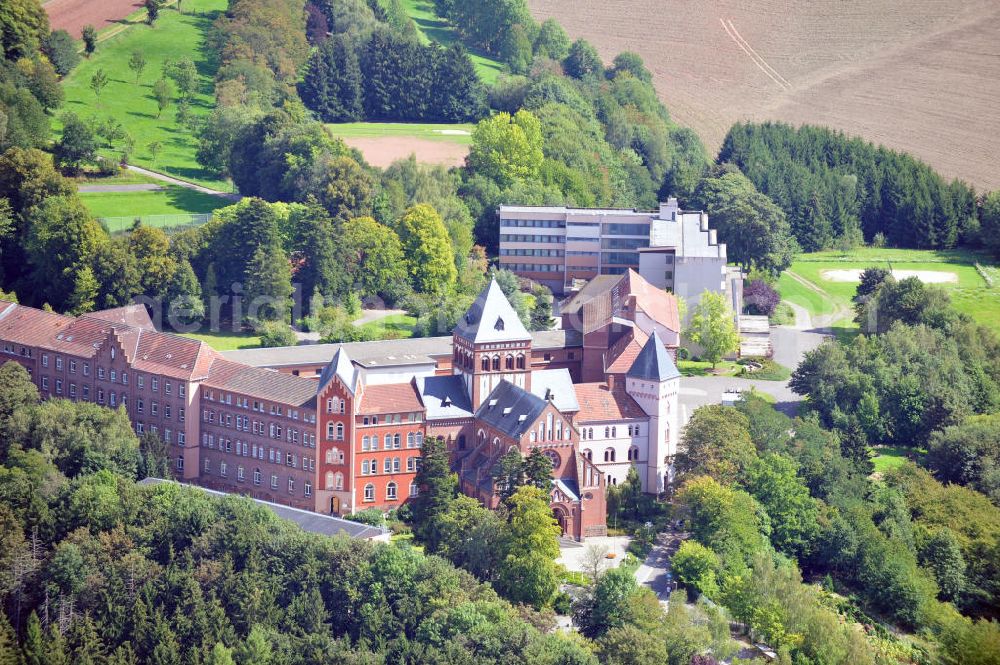 Aerial photograph Sankt Wendel - Blick auf das Missionshaus, das auch die Gottesburg an der Saar genannt wird. Inspiriert wurde dieser Name durch die burgenartige Architektur des romantischen Backsteinbaus. Erbaut wurde das Kloster um 1899, 1910 kam die imposante Klosterkirche, die das Herzstück der Anlage bildet, hinzu. Das dem Kloster angegliederte Gymnasium eröffnete 1899 mit 10 Schülern. Neben der Missionstätigkeit betreibt der Orden heute immer noch das Gymnasium, sowie Jugendarbeit, es ist ein Seniorenheim angegliedert und die Räumlichkeiten werden als Tagungsstätte angeboten. In der Kirche finden regelmäßig Konzerte statt, außerdem gibt es eine Buchhandlung und ein Museum. The mission house in St. Wendel.