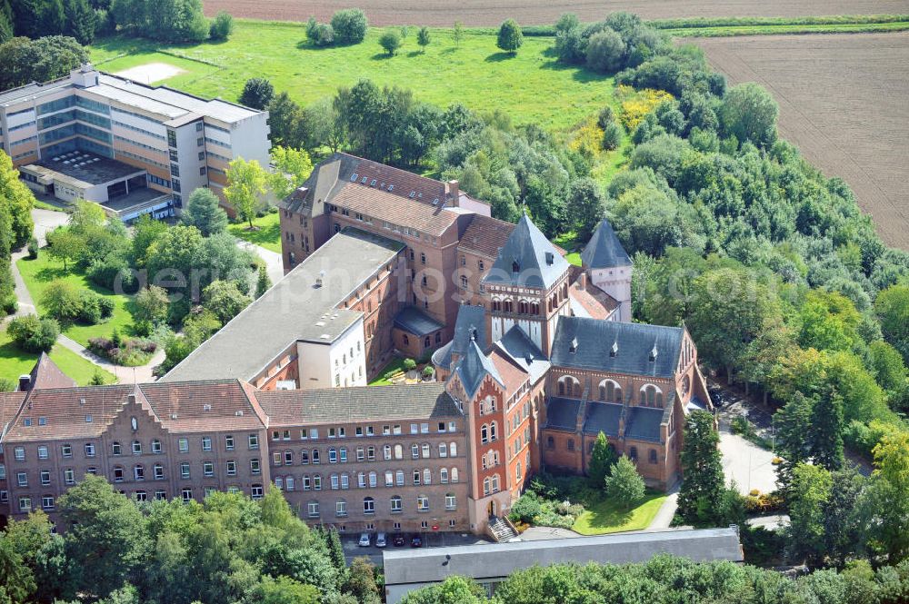 Aerial image Sankt Wendel - Blick auf das Missionshaus, das auch die Gottesburg an der Saar genannt wird. Inspiriert wurde dieser Name durch die burgenartige Architektur des romantischen Backsteinbaus. Erbaut wurde das Kloster um 1899, 1910 kam die imposante Klosterkirche, die das Herzstück der Anlage bildet, hinzu. Das dem Kloster angegliederte Gymnasium eröffnete 1899 mit 10 Schülern. Neben der Missionstätigkeit betreibt der Orden heute immer noch das Gymnasium, sowie Jugendarbeit, es ist ein Seniorenheim angegliedert und die Räumlichkeiten werden als Tagungsstätte angeboten. In der Kirche finden regelmäßig Konzerte statt, außerdem gibt es eine Buchhandlung und ein Museum. The mission house in St. Wendel.