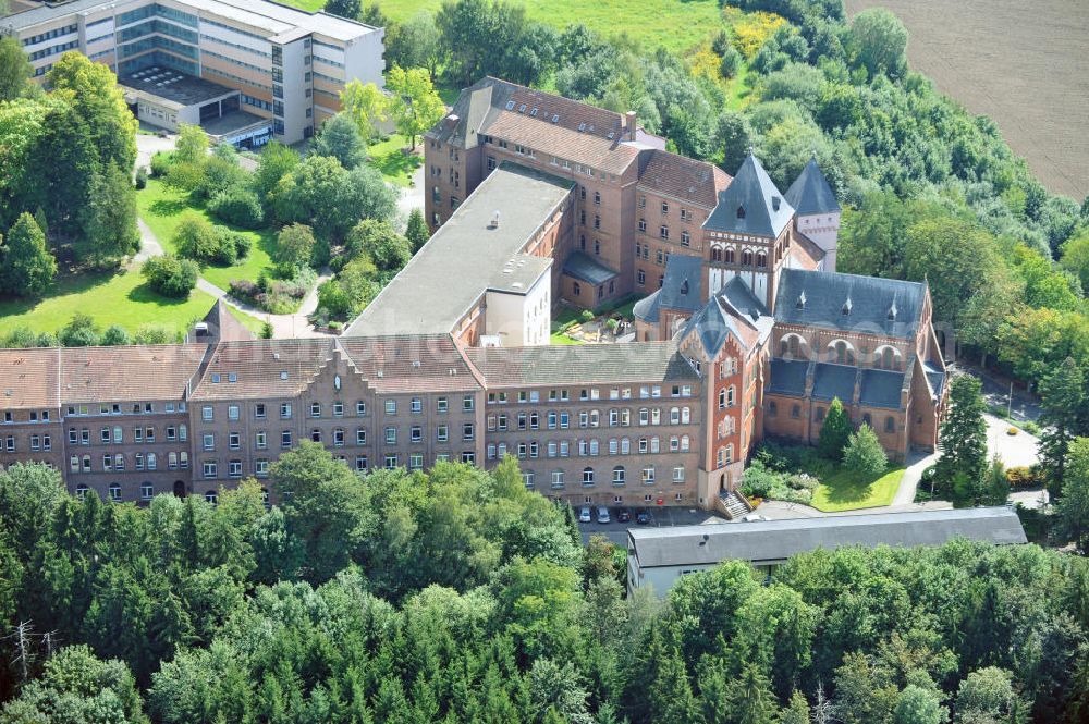 Aerial photograph Sankt Wendel - Blick auf das Missionshaus, das auch die Gottesburg an der Saar genannt wird. Inspiriert wurde dieser Name durch die burgenartige Architektur des romantischen Backsteinbaus. Erbaut wurde das Kloster um 1899, 1910 kam die imposante Klosterkirche, die das Herzstück der Anlage bildet, hinzu. Das dem Kloster angegliederte Gymnasium eröffnete 1899 mit 10 Schülern. Neben der Missionstätigkeit betreibt der Orden heute immer noch das Gymnasium, sowie Jugendarbeit, es ist ein Seniorenheim angegliedert und die Räumlichkeiten werden als Tagungsstätte angeboten. In der Kirche finden regelmäßig Konzerte statt, außerdem gibt es eine Buchhandlung und ein Museum. The mission house in St. Wendel.