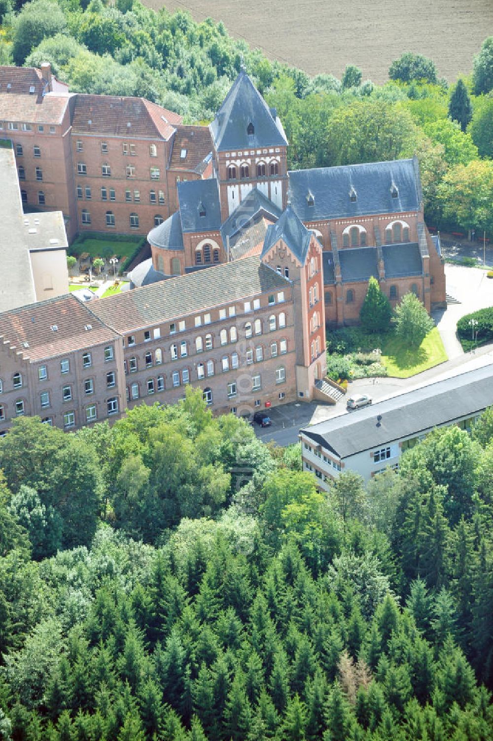 Sankt Wendel from above - Blick auf das Missionshaus, das auch die Gottesburg an der Saar genannt wird. Inspiriert wurde dieser Name durch die burgenartige Architektur des romantischen Backsteinbaus. Erbaut wurde das Kloster um 1899, 1910 kam die imposante Klosterkirche, die das Herzstück der Anlage bildet, hinzu. Das dem Kloster angegliederte Gymnasium eröffnete 1899 mit 10 Schülern. Neben der Missionstätigkeit betreibt der Orden heute immer noch das Gymnasium, sowie Jugendarbeit, es ist ein Seniorenheim angegliedert und die Räumlichkeiten werden als Tagungsstätte angeboten. In der Kirche finden regelmäßig Konzerte statt, außerdem gibt es eine Buchhandlung und ein Museum. The mission house in St. Wendel.