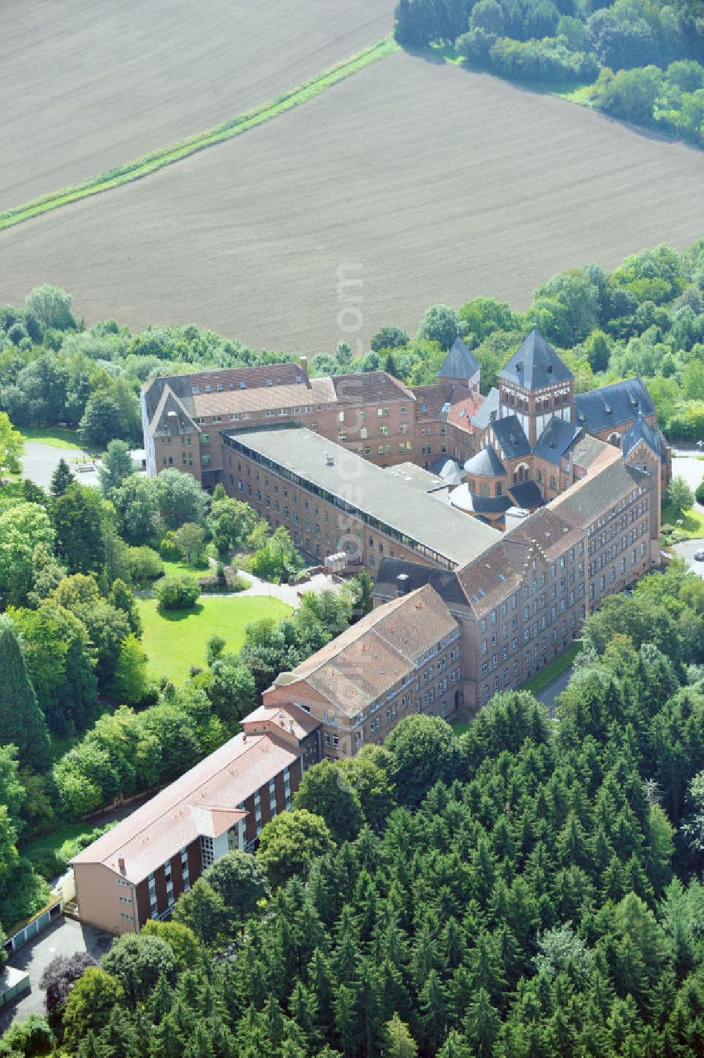 Aerial image Sankt Wendel - Blick auf das Missionshaus, das auch die Gottesburg an der Saar genannt wird. Inspiriert wurde dieser Name durch die burgenartige Architektur des romantischen Backsteinbaus. Erbaut wurde das Kloster um 1899, 1910 kam die imposante Klosterkirche, die das Herzstück der Anlage bildet, hinzu. Das dem Kloster angegliederte Gymnasium eröffnete 1899 mit 10 Schülern. Neben der Missionstätigkeit betreibt der Orden heute immer noch das Gymnasium, sowie Jugendarbeit, es ist ein Seniorenheim angegliedert und die Räumlichkeiten werden als Tagungsstätte angeboten. In der Kirche finden regelmäßig Konzerte statt, außerdem gibt es eine Buchhandlung und ein Museum. The mission house in St. Wendel.