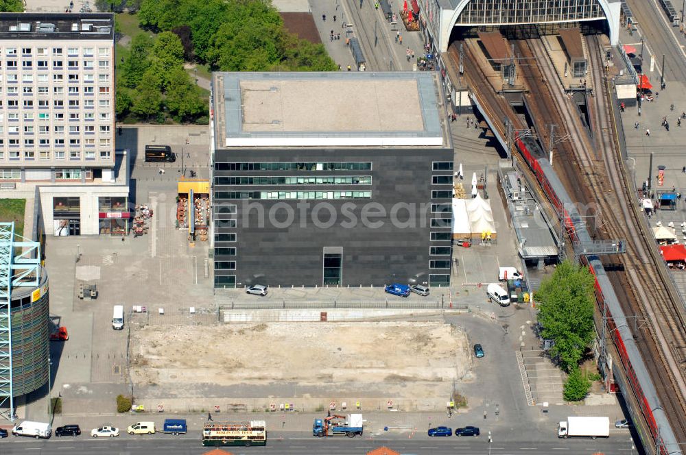 Aerial image Berlin - Blick auf die das Plangelände des Tryp Berlin-Mitte Hotels. Dieses Projekt wurde von der spanischen Hotelkette Sol Melia entwickelt. Dahinter sind das Multiplexkino CUBIX und der Bahnhof Berlin-Alexanderplatz zu erkennen. View to the building area of the Tryp Berlin-Mitte Hotel, wich is planned from the spanish hotel chain Sol Melia. Behind this free area is the CUBIX cinema and the railway station Berlin-Alexanderplatz.