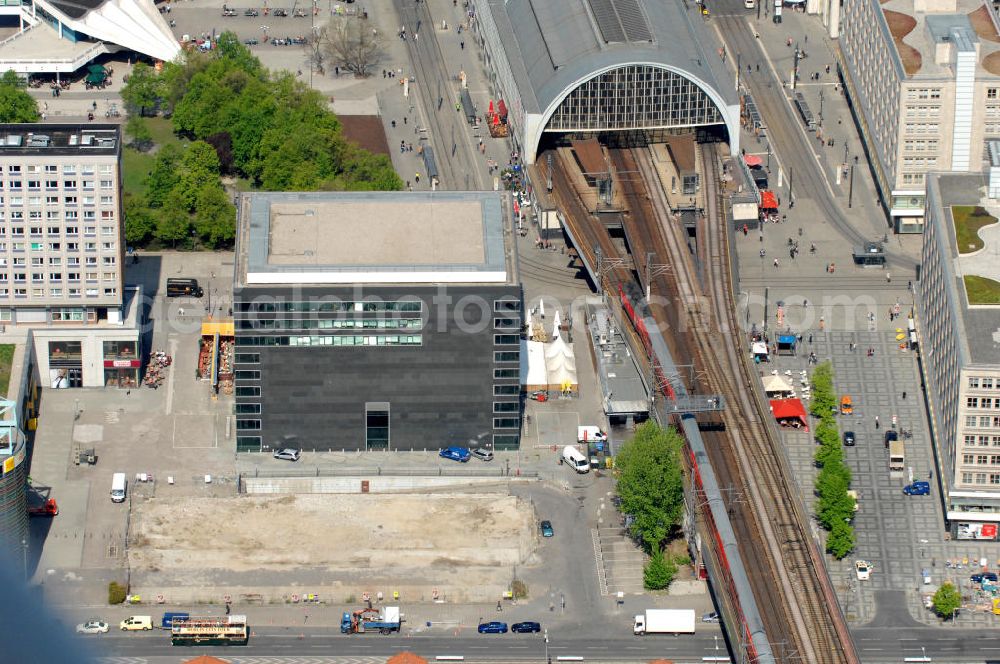 Aerial photograph Berlin - Blick auf die das Plangelände des Tryp Berlin-Mitte Hotels. Dieses Projekt wurde von der spanischen Hotelkette Sol Melia entwickelt. Dahinter sind das Multiplexkino CUBIX und der Bahnhof Berlin-Alexanderplatz zu erkennen. View to the building area of the Tryp Berlin-Mitte Hotel, wich is planned from the spanish hotel chain Sol Melia. Behind this free area is the CUBIX cinema and the railway station Berlin-Alexanderplatz.