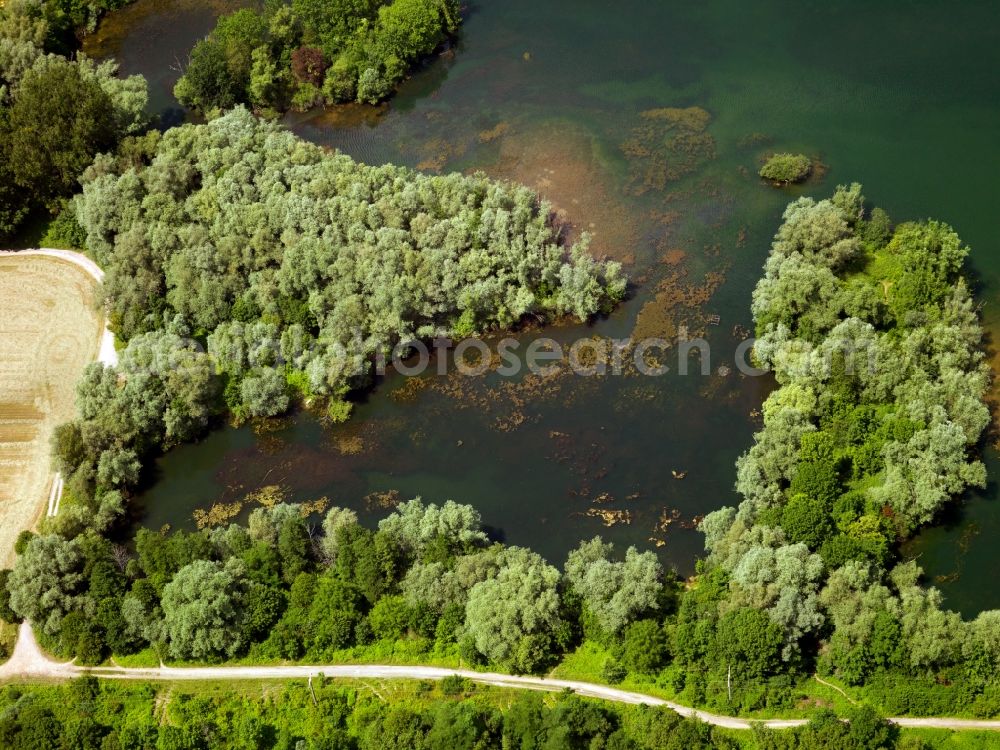 Kirchentellinsfurt from the bird's eye view: The channel of the river Neckar in the county of Kirchentellinsfurt in the state of Baden-Württemberg. Located in the Neckar valley, a small dam and channel build a recreational area as well as two small lakes filled with water from the river. The larger one of the lakes is the quarry pond Epple