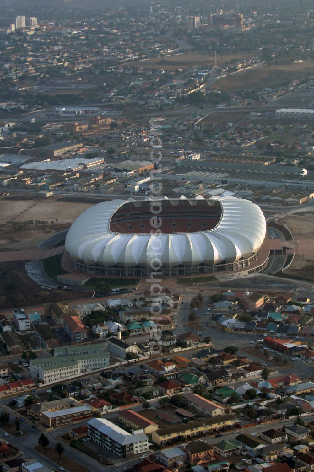 Port Elizabeth from above - Blick auf das Nelson - Mandela - Bay - Stadion in Port Elizabeth in der Provinz Eastern Cape in Südafrika vor der Fußball-Weltmeisterschaft 2010. Der architektonische Entwurf stammt vom deutschen Architekturbüro Gerkan, Marg und Partner (gmp), die Tragwerksplanung für das Dach erfolgt durch Ingenieurbüro Schlaich, Bergermann und Partner. Das Stadion steht am North End Lake. View of the Nelson-Mandela-Bay-Stadium in Port Elizabeth in South Africa for the FIFA World Cup 2010.