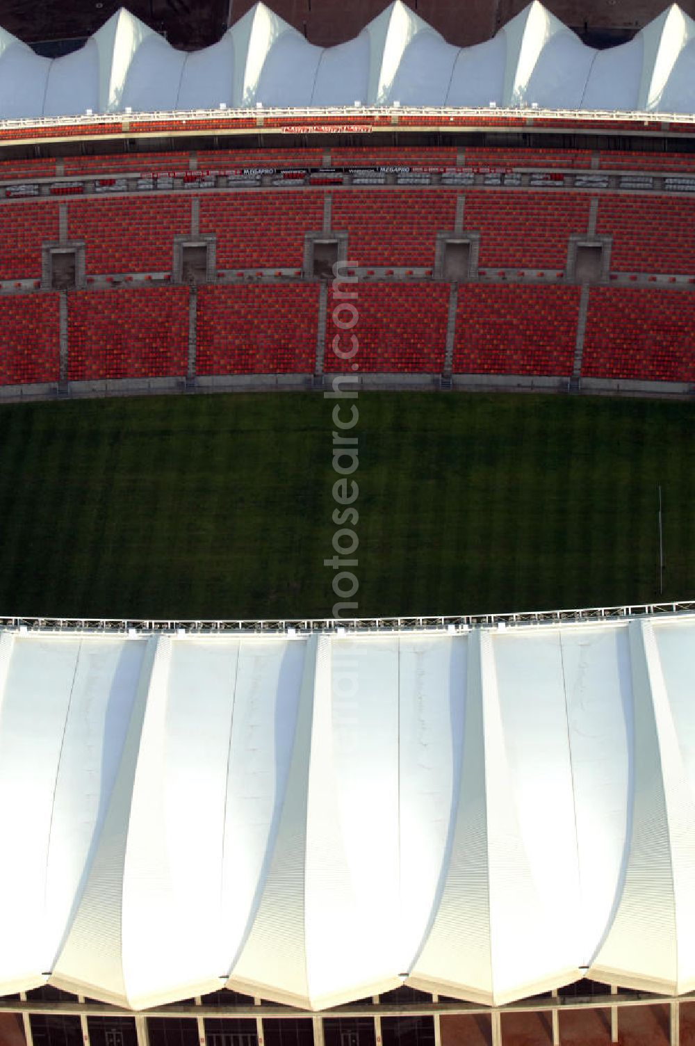 Port Elizabeth from above - Blick auf das Nelson - Mandela - Bay - Stadion in Port Elizabeth in der Provinz Eastern Cape in Südafrika vor der Fußball-Weltmeisterschaft 2010. Der architektonische Entwurf stammt vom deutschen Architekturbüro Gerkan, Marg und Partner (gmp), die Tragwerksplanung für das Dach erfolgt durch Ingenieurbüro Schlaich, Bergermann und Partner. Das Stadion steht am North End Lake. View of the Nelson-Mandela-Bay-Stadium in Port Elizabeth in South Africa for the FIFA World Cup 2010.