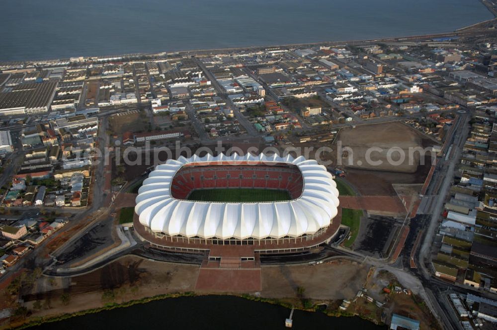 Port Elizabeth from above - Blick auf das Nelson - Mandela - Bay - Stadion in Port Elizabeth in der Provinz Eastern Cape in Südafrika vor der Fußball-Weltmeisterschaft 2010. Der architektonische Entwurf stammt vom deutschen Architekturbüro Gerkan, Marg und Partner (gmp), die Tragwerksplanung für das Dach erfolgt durch Ingenieurbüro Schlaich, Bergermann und Partner. Das Stadion steht am North End Lake. View of the Nelson-Mandela-Bay-Stadium in Port Elizabeth in South Africa for the FIFA World Cup 2010.