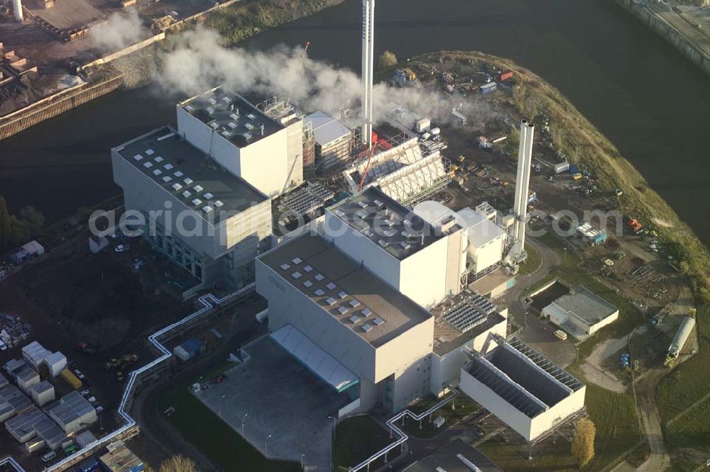 Magdeburg / sachsen-Anhalt from the bird's eye view: 28.10.2005 Magdeburg / Sachsen-Anhalt: Blick auf das neu errichtete MHKW Müllheizkraftwerk in Magdeburg-Rothensee auf dem Gelände des Binnenhafens Magdeburg. Hier sollen jährlich 630.000 Tonnen Abfallbehandlung mit ca. 300 neuen Arbeitsplätzen realisiert werden.Müllheizkraftwerk Rothensee GmbH, Kraftwerk-Privatweg 7,39126 Magdeburg,Telefon:0391/587-2534 Telefax: 0391 / 587-1764, E-mail: info@mhkw-rothensee.de