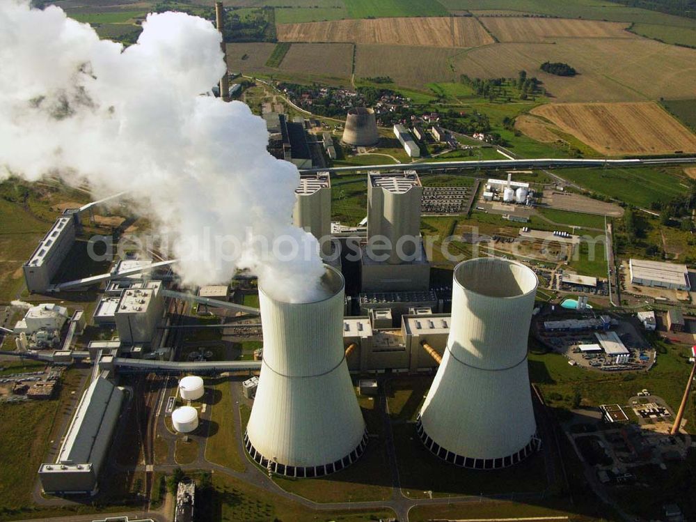 Neukieritzsch from above - 27.08.2005 Neukieritzsch; Das Kraftwerk wird von der Vattenfall Europe Generation AG & Co. KG (früher VEAG) betrieben, die auch Eigentümer eines Blockes (Block R) sind. Der Block S gehört zu gleichen Teilen der E.ON Kraftwerke GmbH und der EnBW. Das Kraftwerk wurde am 22. Juni 2000 mit einer Rede des damaligen deutschen Bundeskanzlers Gerhard Schröder eingeweiht. Die Investitionskosten des Kraftwerks (ohne Tagebaubetrieb) betrugen 2,3 Mrd. Euro.