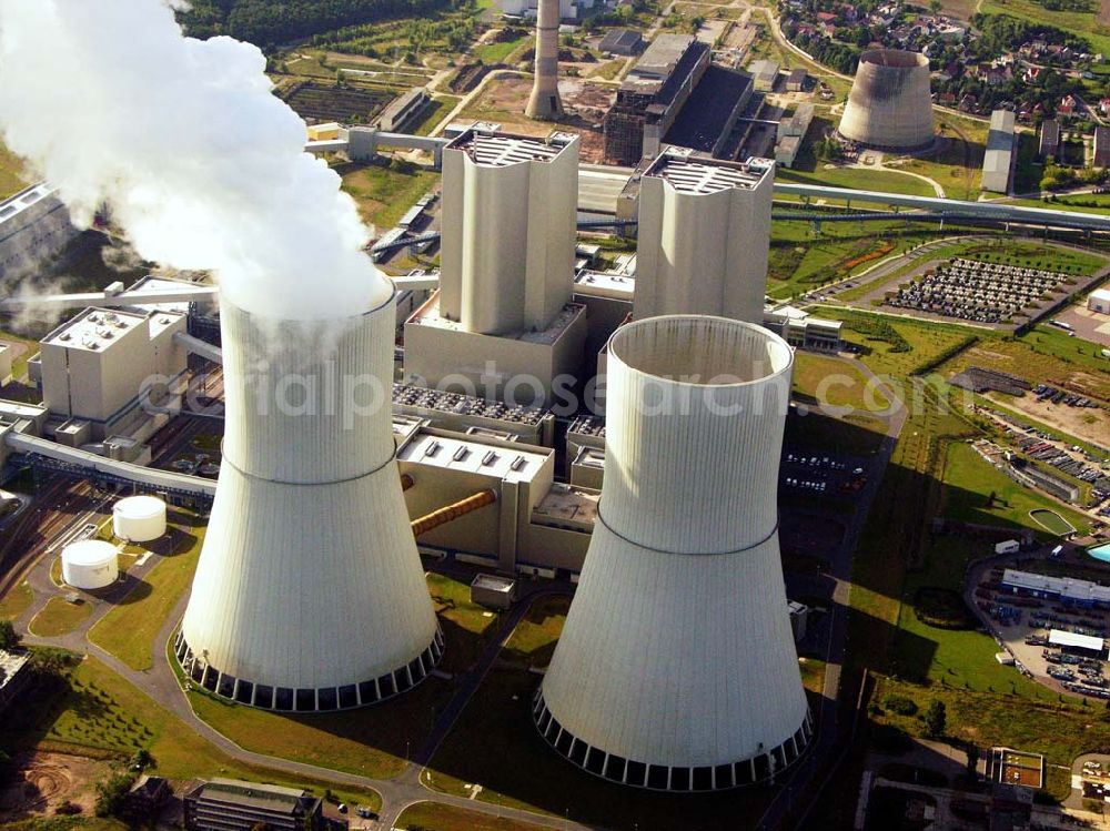 Neukieritzsch from the bird's eye view: 27.08.2005 Neukieritzsch; Das Kraftwerk wird von der Vattenfall Europe Generation AG & Co. KG (früher VEAG) betrieben, die auch Eigentümer eines Blockes (Block R) sind. Der Block S gehört zu gleichen Teilen der E.ON Kraftwerke GmbH und der EnBW. Das Kraftwerk wurde am 22. Juni 2000 mit einer Rede des damaligen deutschen Bundeskanzlers Gerhard Schröder eingeweiht. Die Investitionskosten des Kraftwerks (ohne Tagebaubetrieb) betrugen 2,3 Mrd. Euro.