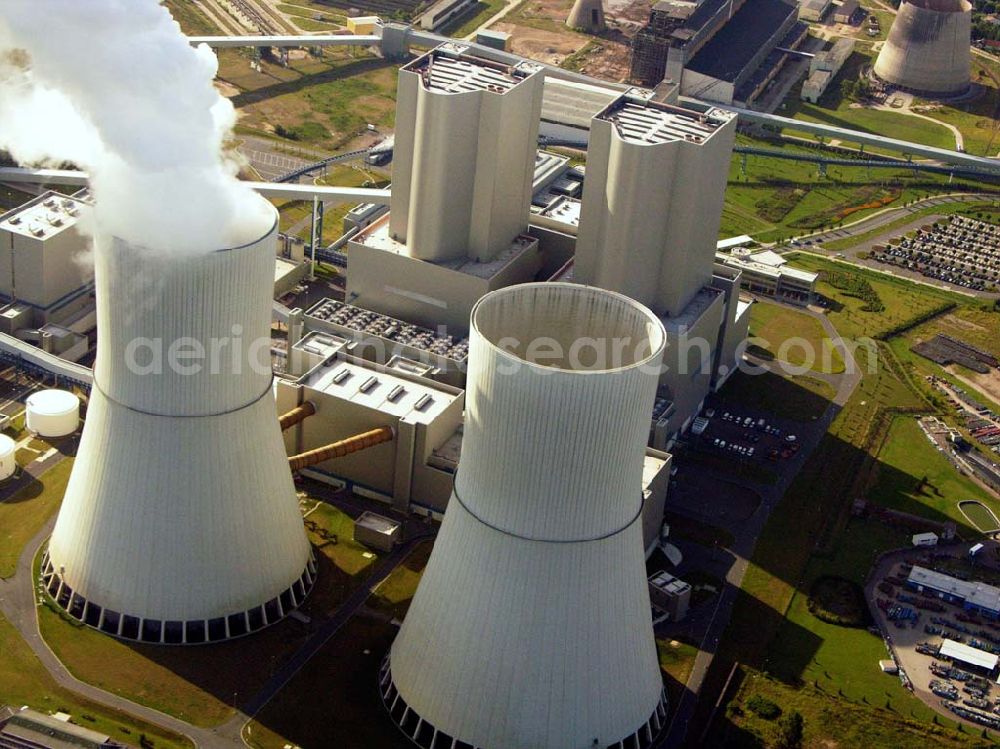 Aerial image Neukieritzsch - 27.08.2005 Neukieritzsch; Das Kraftwerk wird von der Vattenfall Europe Generation AG & Co. KG (früher VEAG) betrieben, die auch Eigentümer eines Blockes (Block R) sind. Der Block S gehört zu gleichen Teilen der E.ON Kraftwerke GmbH und der EnBW. Das Kraftwerk wurde am 22. Juni 2000 mit einer Rede des damaligen deutschen Bundeskanzlers Gerhard Schröder eingeweiht. Die Investitionskosten des Kraftwerks (ohne Tagebaubetrieb) betrugen 2,3 Mrd. Euro.