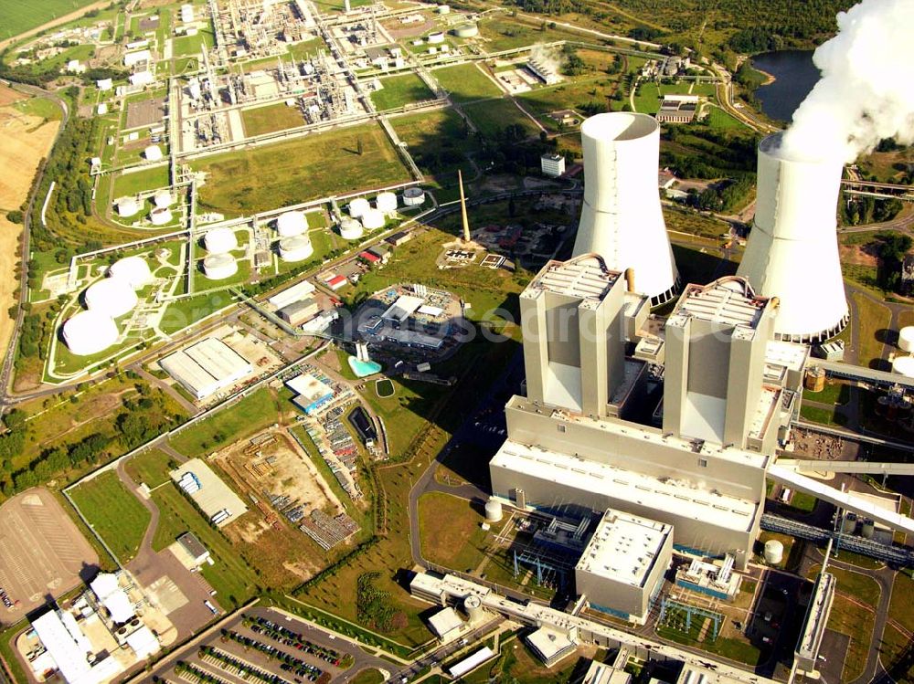 Neukieritzsch from the bird's eye view: 27.08.2005 Neukieritzsch; Das Kraftwerk wird von der Vattenfall Europe Generation AG & Co. KG (früher VEAG) betrieben, die auch Eigentümer eines Blockes (Block R) sind. Der Block S gehört zu gleichen Teilen der E.ON Kraftwerke GmbH und der EnBW. Das Kraftwerk wurde am 22. Juni 2000 mit einer Rede des damaligen deutschen Bundeskanzlers Gerhard Schröder eingeweiht. Die Investitionskosten des Kraftwerks (ohne Tagebaubetrieb) betrugen 2,3 Mrd. Euro.