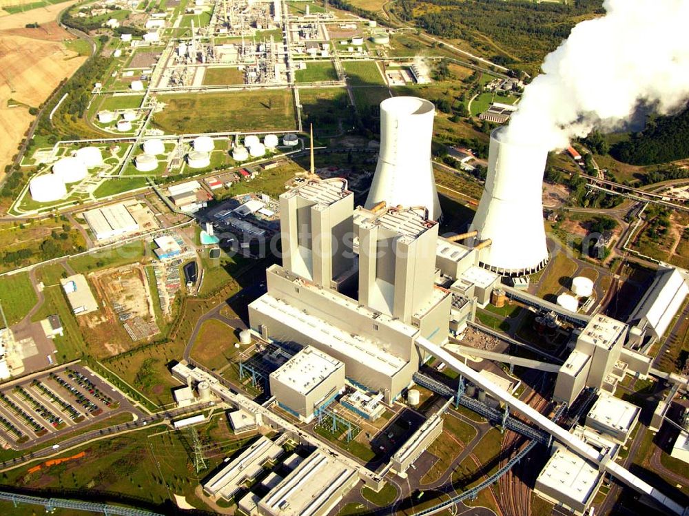 Aerial image Neukieritzsch - 27.08.2005 Neukieritzsch; Das Kraftwerk wird von der Vattenfall Europe Generation AG & Co. KG (früher VEAG) betrieben, die auch Eigentümer eines Blockes (Block R) sind. Der Block S gehört zu gleichen Teilen der E.ON Kraftwerke GmbH und der EnBW. Das Kraftwerk wurde am 22. Juni 2000 mit einer Rede des damaligen deutschen Bundeskanzlers Gerhard Schröder eingeweiht. Die Investitionskosten des Kraftwerks (ohne Tagebaubetrieb) betrugen 2,3 Mrd. Euro.