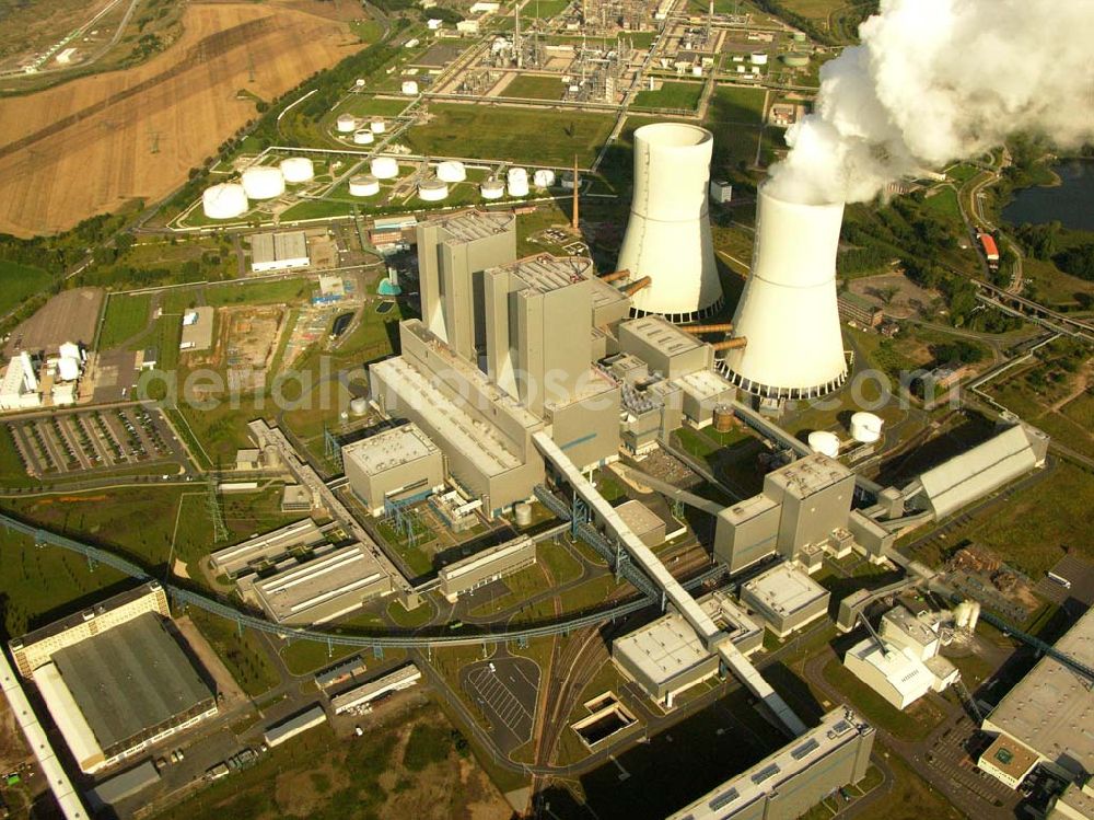 Aerial photograph Neukieritzsch - 27.08.2005 Neukieritzsch; Das Kraftwerk wird von der Vattenfall Europe Generation AG & Co. KG (früher VEAG) betrieben, die auch Eigentümer eines Blockes (Block R) sind. Der Block S gehört zu gleichen Teilen der E.ON Kraftwerke GmbH und der EnBW. Das Kraftwerk wurde am 22. Juni 2000 mit einer Rede des damaligen deutschen Bundeskanzlers Gerhard Schröder eingeweiht. Die Investitionskosten des Kraftwerks (ohne Tagebaubetrieb) betrugen 2,3 Mrd. Euro.