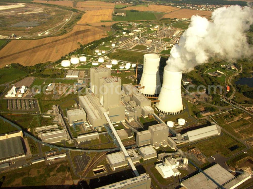 Neukieritzsch from above - 27.08.2005 Neukieritzsch; Das Kraftwerk wird von der Vattenfall Europe Generation AG & Co. KG (früher VEAG) betrieben, die auch Eigentümer eines Blockes (Block R) sind. Der Block S gehört zu gleichen Teilen der E.ON Kraftwerke GmbH und der EnBW. Das Kraftwerk wurde am 22. Juni 2000 mit einer Rede des damaligen deutschen Bundeskanzlers Gerhard Schröder eingeweiht. Die Investitionskosten des Kraftwerks (ohne Tagebaubetrieb) betrugen 2,3 Mrd. Euro.