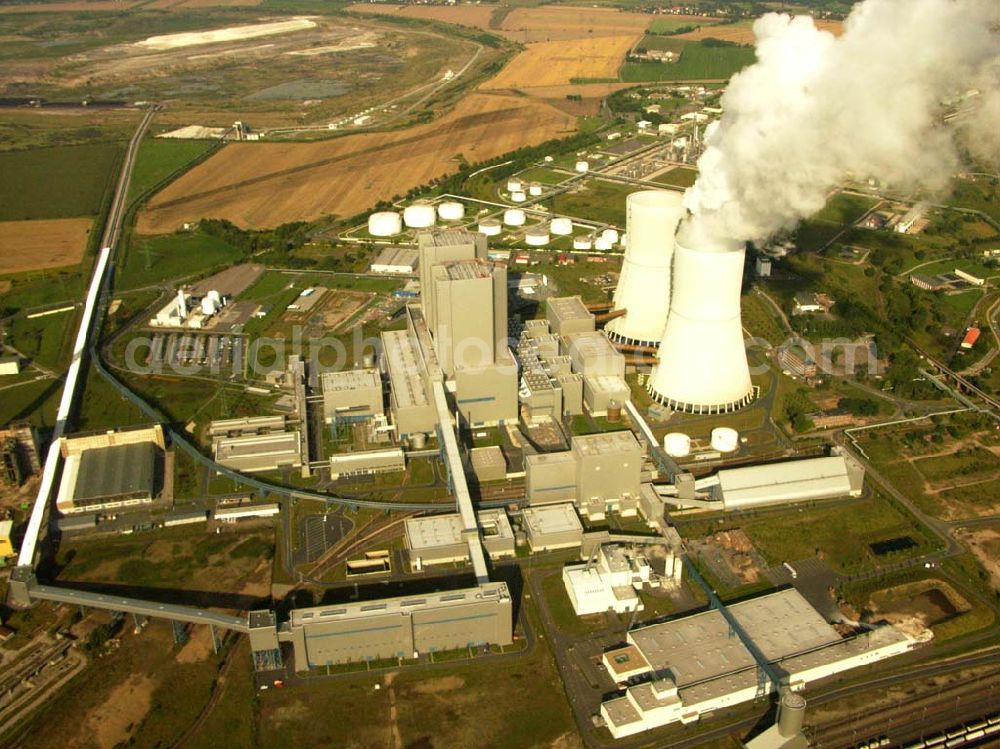 Neukieritzsch from the bird's eye view: 27.08.2005 Neukieritzsch; Das Kraftwerk wird von der Vattenfall Europe Generation AG & Co. KG (früher VEAG) betrieben, die auch Eigentümer eines Blockes (Block R) sind. Der Block S gehört zu gleichen Teilen der E.ON Kraftwerke GmbH und der EnBW. Das Kraftwerk wurde am 22. Juni 2000 mit einer Rede des damaligen deutschen Bundeskanzlers Gerhard Schröder eingeweiht. Die Investitionskosten des Kraftwerks (ohne Tagebaubetrieb) betrugen 2,3 Mrd. Euro.