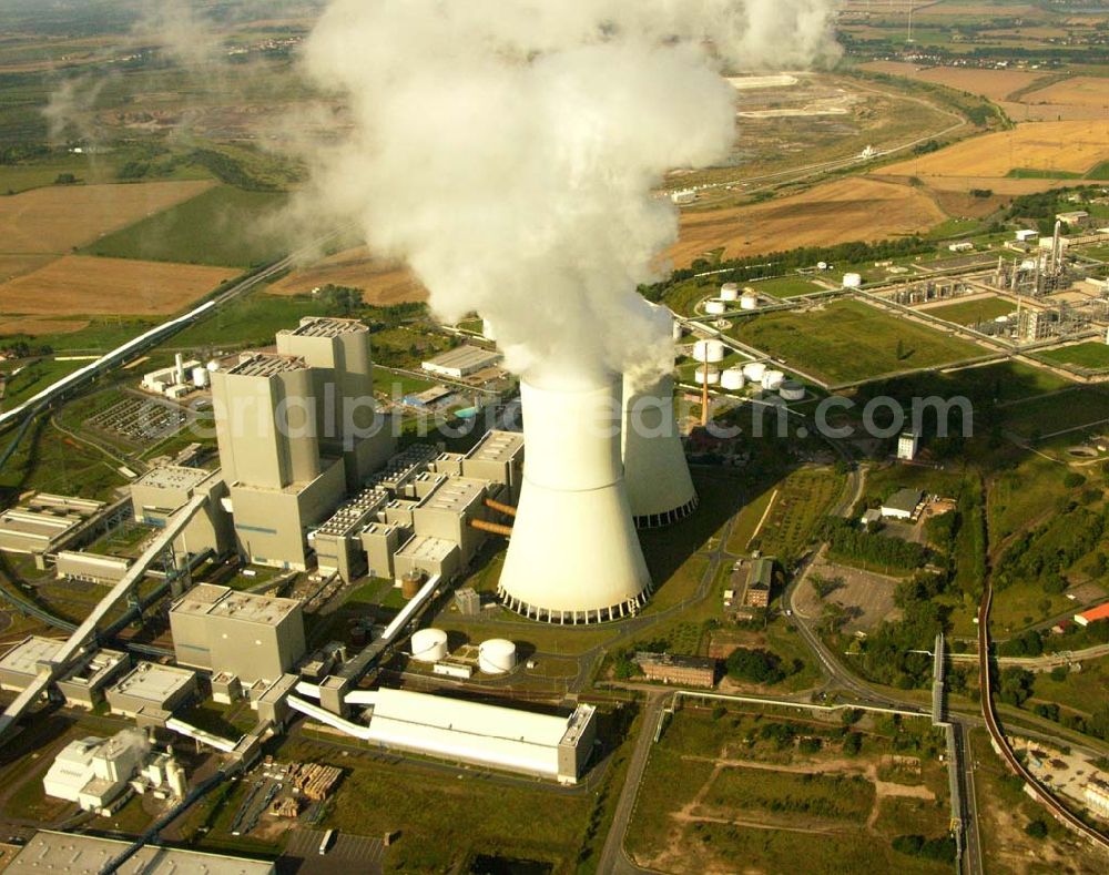 Aerial image Neukieritzsch - 27.08.2005 Neukieritzsch; Das Kraftwerk wird von der Vattenfall Europe Generation AG & Co. KG (früher VEAG) betrieben, die auch Eigentümer eines Blockes (Block R) sind. Der Block S gehört zu gleichen Teilen der E.ON Kraftwerke GmbH und der EnBW. Das Kraftwerk wurde am 22. Juni 2000 mit einer Rede des damaligen deutschen Bundeskanzlers Gerhard Schröder eingeweiht. Die Investitionskosten des Kraftwerks (ohne Tagebaubetrieb) betrugen 2,3 Mrd. Euro.