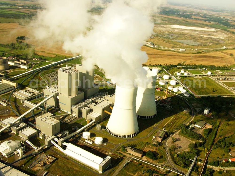 Aerial photograph Neukieritzsch - 27.08.2005 Neukieritzsch; Das Kraftwerk wird von der Vattenfall Europe Generation AG & Co. KG (früher VEAG) betrieben, die auch Eigentümer eines Blockes (Block R) sind. Der Block S gehört zu gleichen Teilen der E.ON Kraftwerke GmbH und der EnBW. Das Kraftwerk wurde am 22. Juni 2000 mit einer Rede des damaligen deutschen Bundeskanzlers Gerhard Schröder eingeweiht. Die Investitionskosten des Kraftwerks (ohne Tagebaubetrieb) betrugen 2,3 Mrd. Euro.