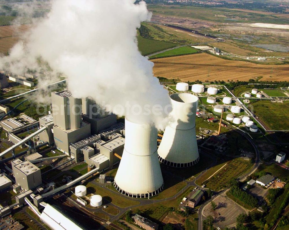 Neukieritzsch from above - 27.08.2005 Neukieritzsch; Das Kraftwerk wird von der Vattenfall Europe Generation AG & Co. KG (früher VEAG) betrieben, die auch Eigentümer eines Blockes (Block R) sind. Der Block S gehört zu gleichen Teilen der E.ON Kraftwerke GmbH und der EnBW. Das Kraftwerk wurde am 22. Juni 2000 mit einer Rede des damaligen deutschen Bundeskanzlers Gerhard Schröder eingeweiht. Die Investitionskosten des Kraftwerks (ohne Tagebaubetrieb) betrugen 2,3 Mrd. Euro.