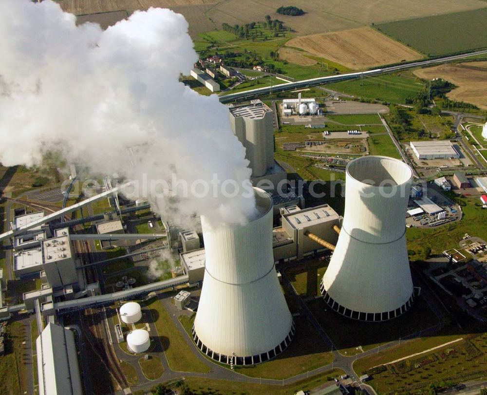 Neukieritzsch from the bird's eye view: 27.08.2005 Neukieritzsch; Das Kraftwerk wird von der Vattenfall Europe Generation AG & Co. KG (früher VEAG) betrieben, die auch Eigentümer eines Blockes (Block R) sind. Der Block S gehört zu gleichen Teilen der E.ON Kraftwerke GmbH und der EnBW. Das Kraftwerk wurde am 22. Juni 2000 mit einer Rede des damaligen deutschen Bundeskanzlers Gerhard Schröder eingeweiht. Die Investitionskosten des Kraftwerks (ohne Tagebaubetrieb) betrugen 2,3 Mrd. Euro.