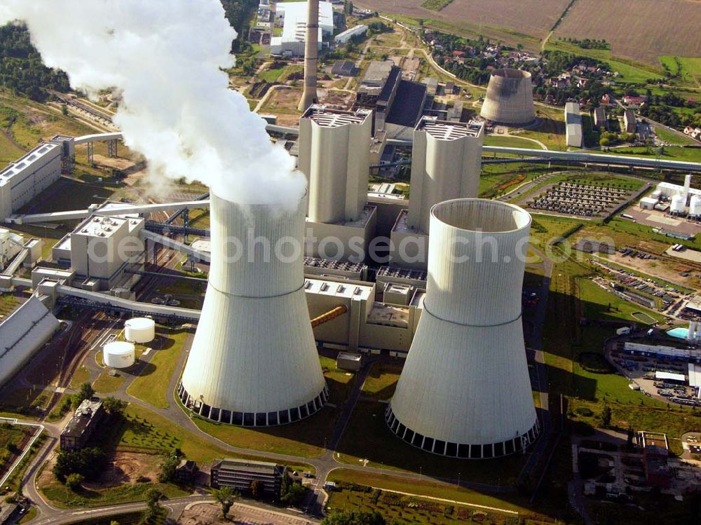 Aerial image Neukieritzsch - 27.08.2005 Neukieritzsch; Das Kraftwerk wird von der Vattenfall Europe Generation AG & Co. KG (früher VEAG) betrieben, die auch Eigentümer eines Blockes (Block R) sind. Der Block S gehört zu gleichen Teilen der E.ON Kraftwerke GmbH und der EnBW. Das Kraftwerk wurde am 22. Juni 2000 mit einer Rede des damaligen deutschen Bundeskanzlers Gerhard Schröder eingeweiht. Die Investitionskosten des Kraftwerks (ohne Tagebaubetrieb) betrugen 2,3 Mrd. Euro.