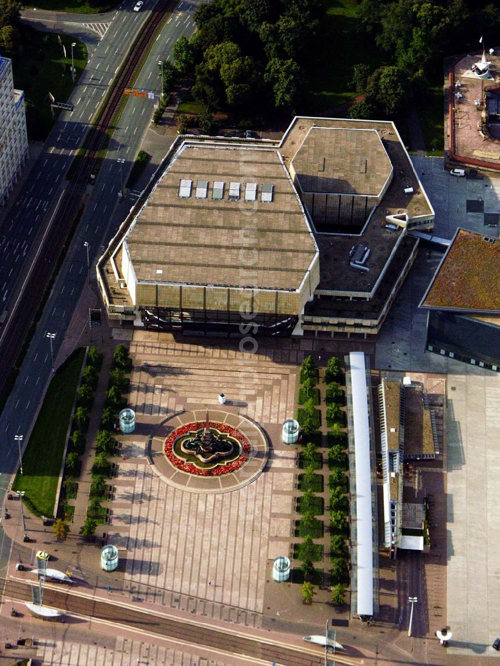 Aerial photograph Leipzig - 27.08.2005 Leipzig; Dieser älteste Bestandteil des Augustusplatzes wurde im Jahre 1886 eingeweiht. Der Architekt Adolph Gnauth und der Bildhauer Jacob Ungerer bauten den Mendebrunnen mit seinen zum Teil Wasser speienden Figuren im barocken Stil. Er wurde nach Marianne Pauline Mende, die den Brunnenbau finanzierte, benannt. Am 20. Januar 1977 wurde der Grundstein für ein neues Gewandhaus in der Stadtmitte am Karl-Marx-Platz (heute wieder Augustusplatz) gelegt, gegenüber dem Leipziger Opernhaus am ehemaligen Standort des Museums der bildenden Künste.