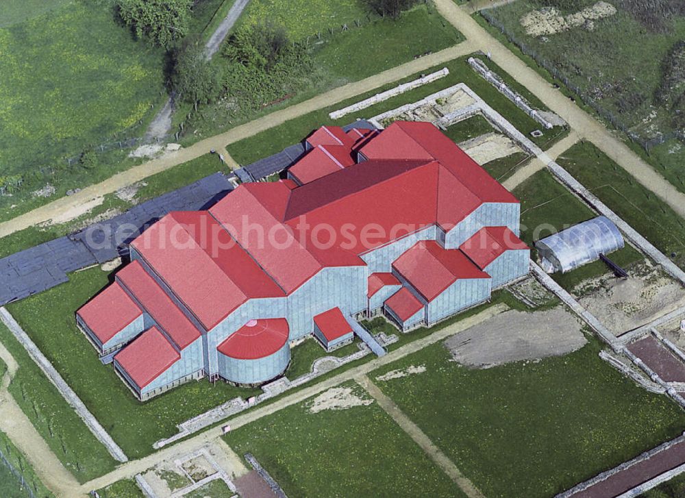 Xanten from above - Das neue LVR-Römermuseum im Archäologischen Park Xanten. Der Bau ist eine Kombination aus archäologischem Schutzbau und heutiger Museumsarchitektur. Das Museum ist auf römischen Grundmauern errichtet und überdeckt die 2000 Jahre alten römischen Thermen. The new LVR-Roman Museum in the Archaeological Park Xanten. The museum is built on Roman foundations and covers the 2000 year old Roman baths.