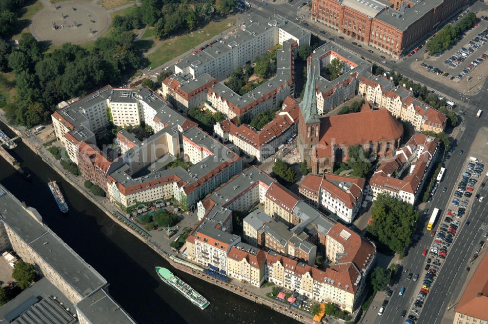 Aerial image Berlin - Blick auf das Nikolaiviertel. Zwischen Rathausstraße; Spandauer Straße, Mühlendamm und Spree steht die älteste Kirche mit dem Historischen Stadtkern der Stadt Berlin, die 1244 gegründet wurde. PLZ 10178