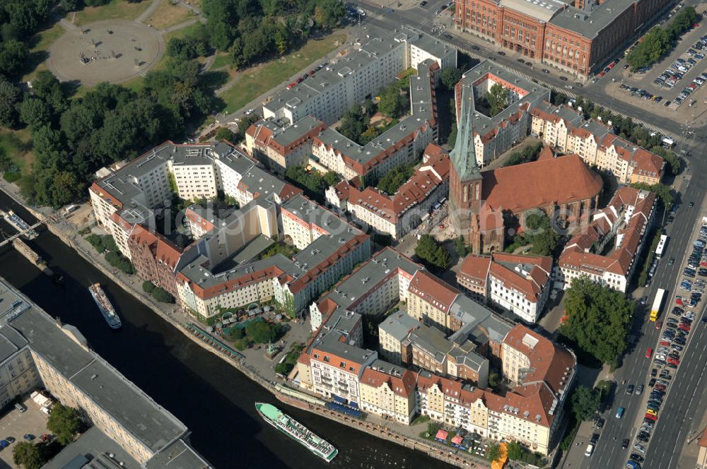 Aerial photograph Berlin - Blick auf das Nikolaiviertel. Zwischen Rathausstraße; Spandauer Straße, Mühlendamm und Spree steht die älteste Kirche mit dem Historischen Stadtkern der Stadt Berlin, die 1244 gegründet wurde. PLZ 10178