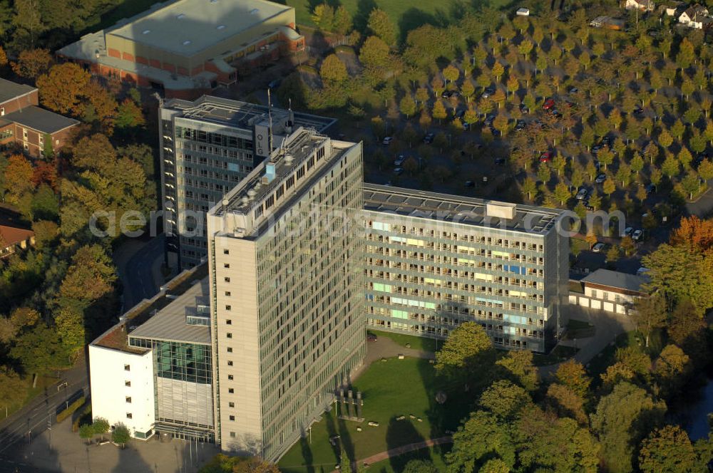 Aerial photograph Hamm - Blick auf das Oberlandesgericht. Das Hochhaus am Ahnsufer wurde 1958 vom Oberlandesgericht bezogen. Ihm sind 10 Landesgerichte und 111 Amtsgerichte untergeordnet. 7000 Menschen, darunter ca. 1200 Richter arbeiten in seinem Bereich. Kontakt: Heßlerstraße 53, 59065 Hamm