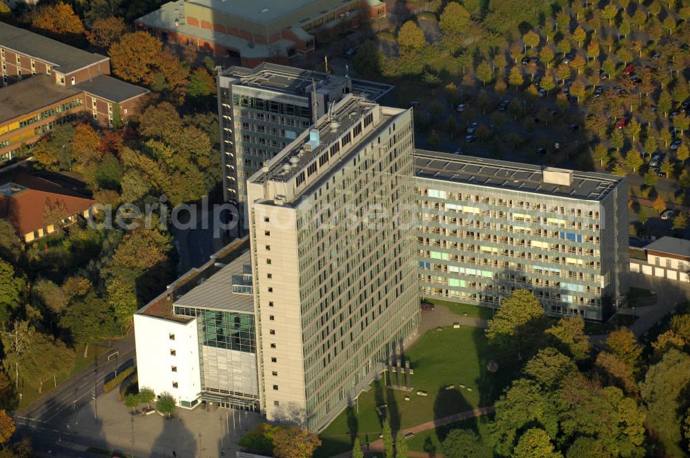 Hamm from above - Blick auf das Oberlandesgericht. Das Hochhaus am Ahnsufer wurde 1958 vom Oberlandesgericht bezogen. Ihm sind 10 Landesgerichte und 111 Amtsgerichte untergeordnet. 7000 Menschen, darunter ca. 1200 Richter arbeiten in seinem Bereich. Kontakt: Heßlerstraße 53, 59065 Hamm